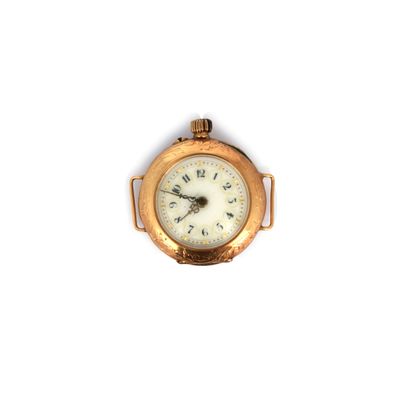 une petite horloge en or dont le cadran est orné de chiffres romains