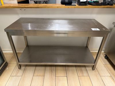 une table en acier inoxydable avec une étagère sur le côté