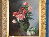 un tableau de fleurs dans un vase sur le mur