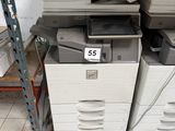 une pile d'imprimantes posée sur une étagère dans un magasin