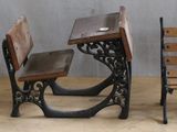 trois chaises placées les unes à côté des autres sur un plancher en bois