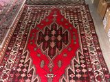 un grand tapis posé à même le sol dans une pièce