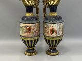 paire de vases ornés d'une scène représentant un homme et une femme