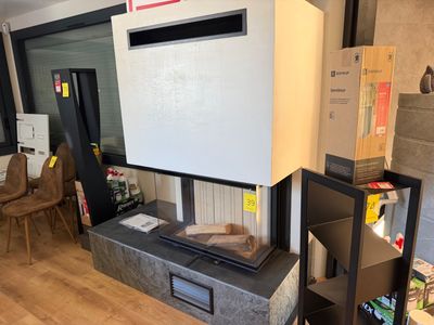 un téléviseur accroché au mur dans une pièce