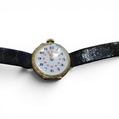 a watch that is sitting on a black leather strap