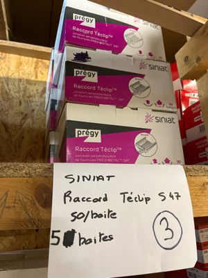 une pile de boîtes empilées les unes sur les autres