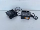 quelques appareils électroniques noirs et blancs posés sur une table