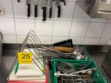 beaucoup d'ustensiles sur le plan de travail de la cuisine