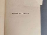 un livre ouvert avec une écriture dessus, posé sur une table