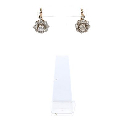 paire de boucles d'oreilles en diamant sur fond blanc