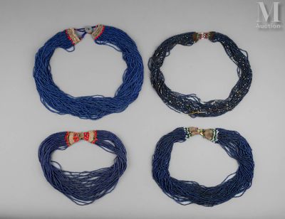 un lot de quatre colliers bleus avec des fermoirs dorés