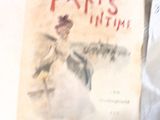 un livre ouvert sur un lit, à côté d'un autre livre
