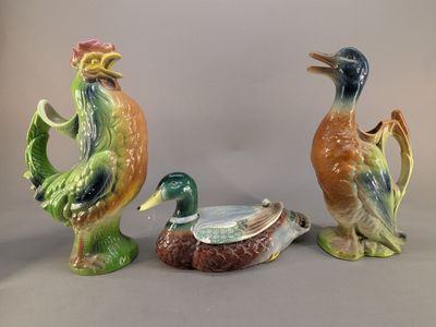 trois figurines d'oiseaux posées les unes à côté des autres sur une table
