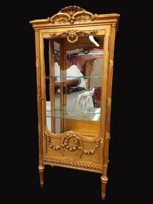 une armoire en bois avec un miroir à l'intérieur