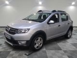 une photo d'une Dacia argentée garée sur un sol à damier