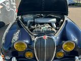 une voiture noire dont le capot est ouvert et qui a un moteur à l'arrière