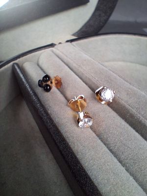 Lot comprenant : 1 paire de clous d'oreilles en or jaune (75…