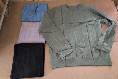 quatre paires de chemises étalées par terre