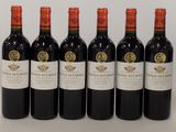 six bouteilles de vin rouge alignées