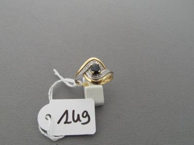 une photo d'une bague à laquelle est attachée une étiquette portant un nom