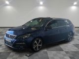 la voiture bleue est garée dans le garage sur un sol en damier