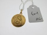 un gros plan d'une pièce d'or sur laquelle est accrochée une étiquette