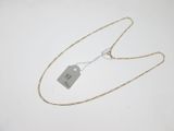 gros plan d'un collier auquel est attachée une étiquette