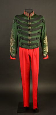 une image représentant un uniforme militaire composé d'un pantalon rouge et d'une veste verte