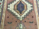une image représentant un tapis orné d'un motif en losanges