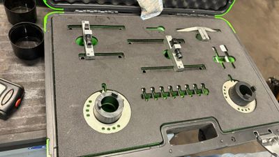 une mallette contenant tout un tas d'outils