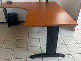 une photo d'un bureau d'angle dans un bureau