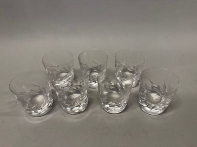 six verres d'eau sont alignés sur une surface blanche