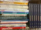 de nombreux livres empilés les uns sur les autres sur une étagère