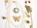 beaucoup de bijoux posés sur la table