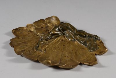 figurine en bronze représentant une femme assise sur une feuille, posée sur un fond blanc
