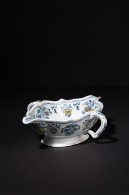a blue and white porcelain bowl with a floral design on it