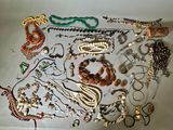 de nombreux types de bijoux sur la table