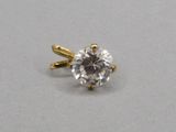 une image d'une bague en diamant sur une surface blanche