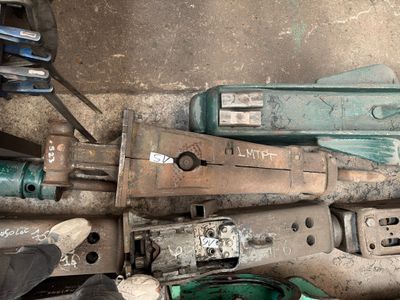 de nombreux outils posés sur une table