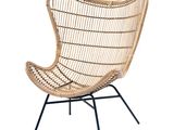 La chaise est en rotin et possède une structure en métal noir.