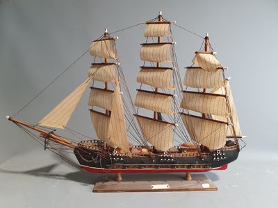 une maquette de bateau exposée sur une table