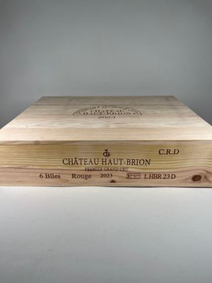 gros plan d'une boîte en bois portant une étiquette