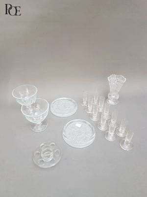 beaucoup de verres et une assiette sur la table