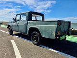 un camion vert garé sur le bord de la route