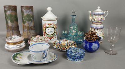 nombreux types de vases et de plats sur la table