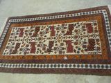 un tapis oriental sur le sol d'une pièce