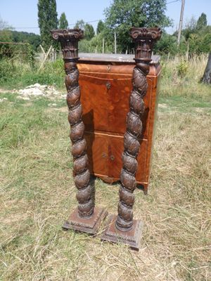 une table en bois avec un tiroir, posée dans l'herbe