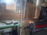 une machine posée devant une fenêtre