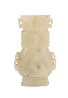 un vase blanc posé sur une table blanche