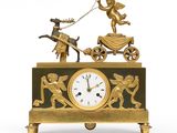 une horloge en or ornée de personnages et représentant un homme à cheval